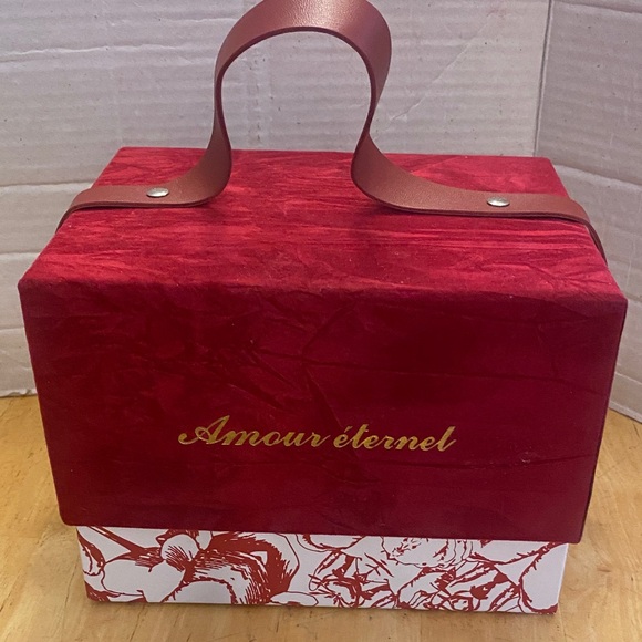 Accessories - Valentines Day gift set w handled box includes goldtone heart necklace, mug more